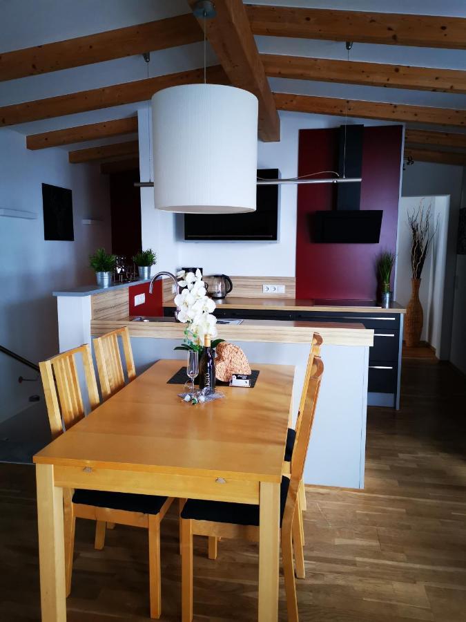 Hofer Apartment *